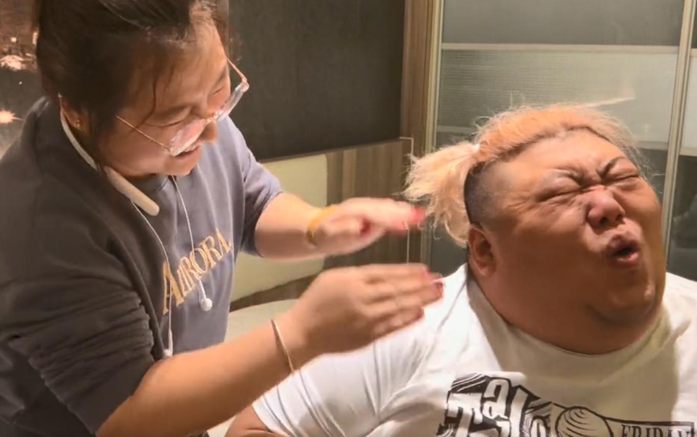 600斤胖猴仔，举健身球抬不动胳膊，疼得呲牙咧嘴，猴嫂笑开花