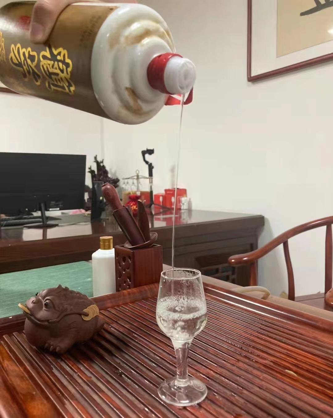 赖茅97香港回归1000毫升酒价格,97公斤赖茅酒为什么近期那么火爆