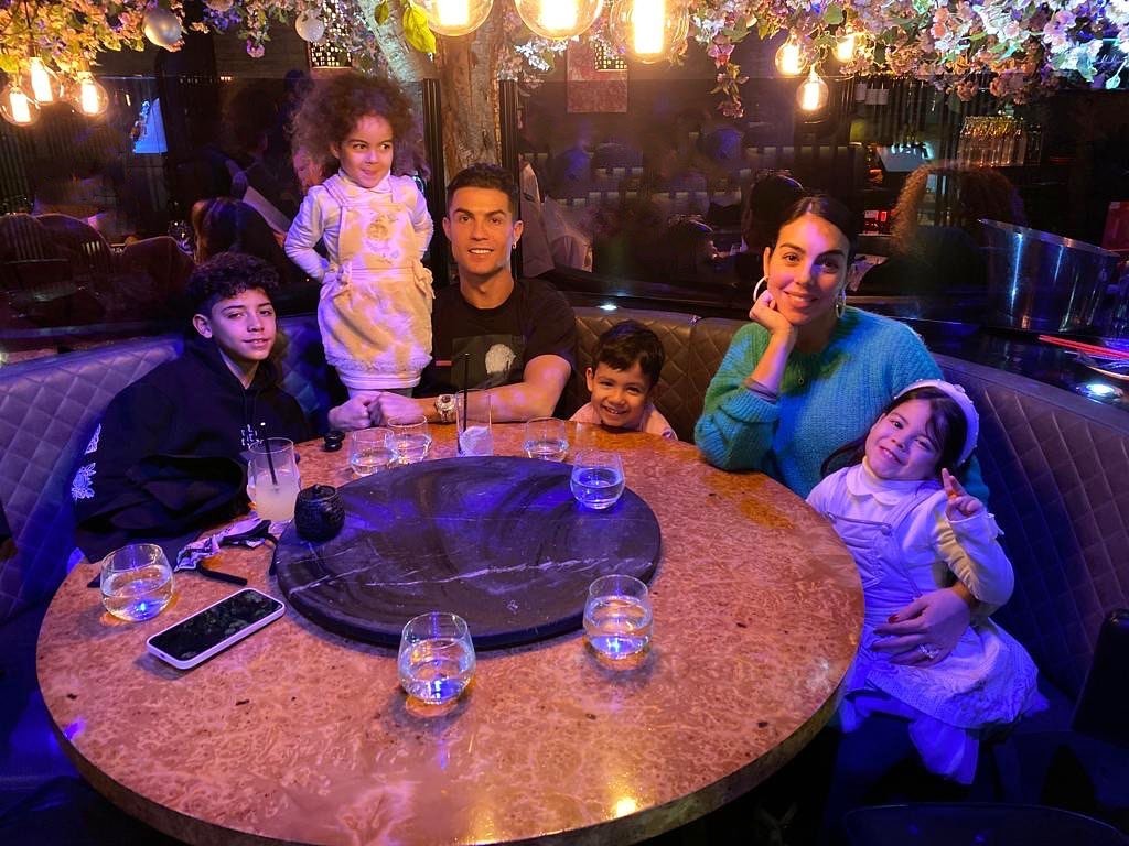 c罗晒全家福图片,C罗晒与大儿子合影