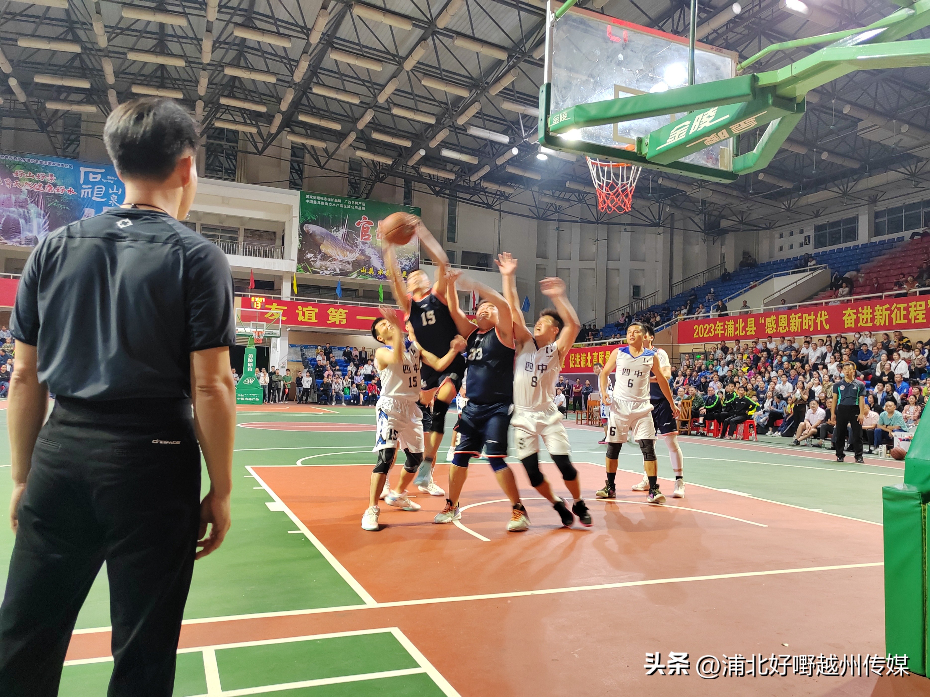 浦北篮球大赛文武激烈对决，第四中学VS县公安局，四中虽败犹荣