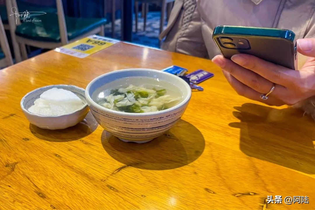 “我姐家”就像杭州的知味观,是淳安人和游客都趋之若鹜的餐馆