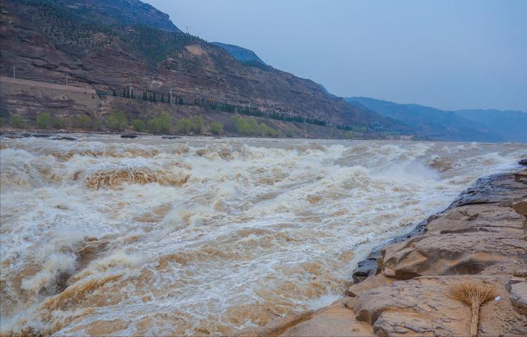 离谱！开天辟地头一遭，农民用黄河水浇地，竟然也要收费了？