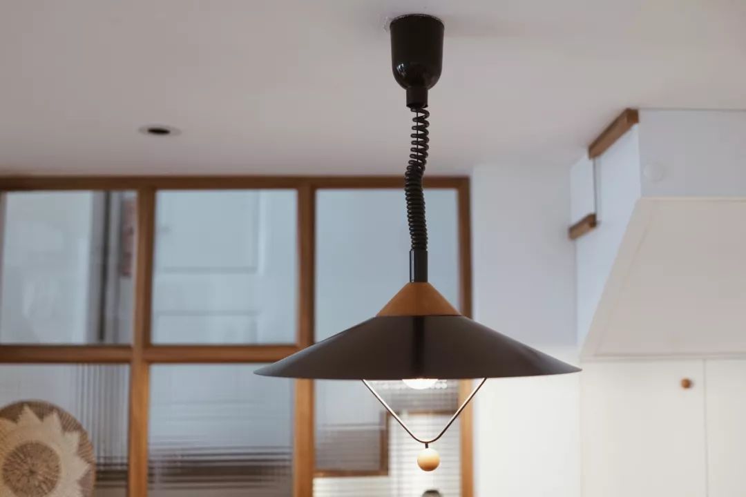 她买下32㎡老旧学区房，为女儿打造小桃园，还有20㎡超舒适大庭院