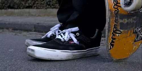 匡威和vans帆布鞋哪个品牌好穿,低帮板鞋选匡威还是vans