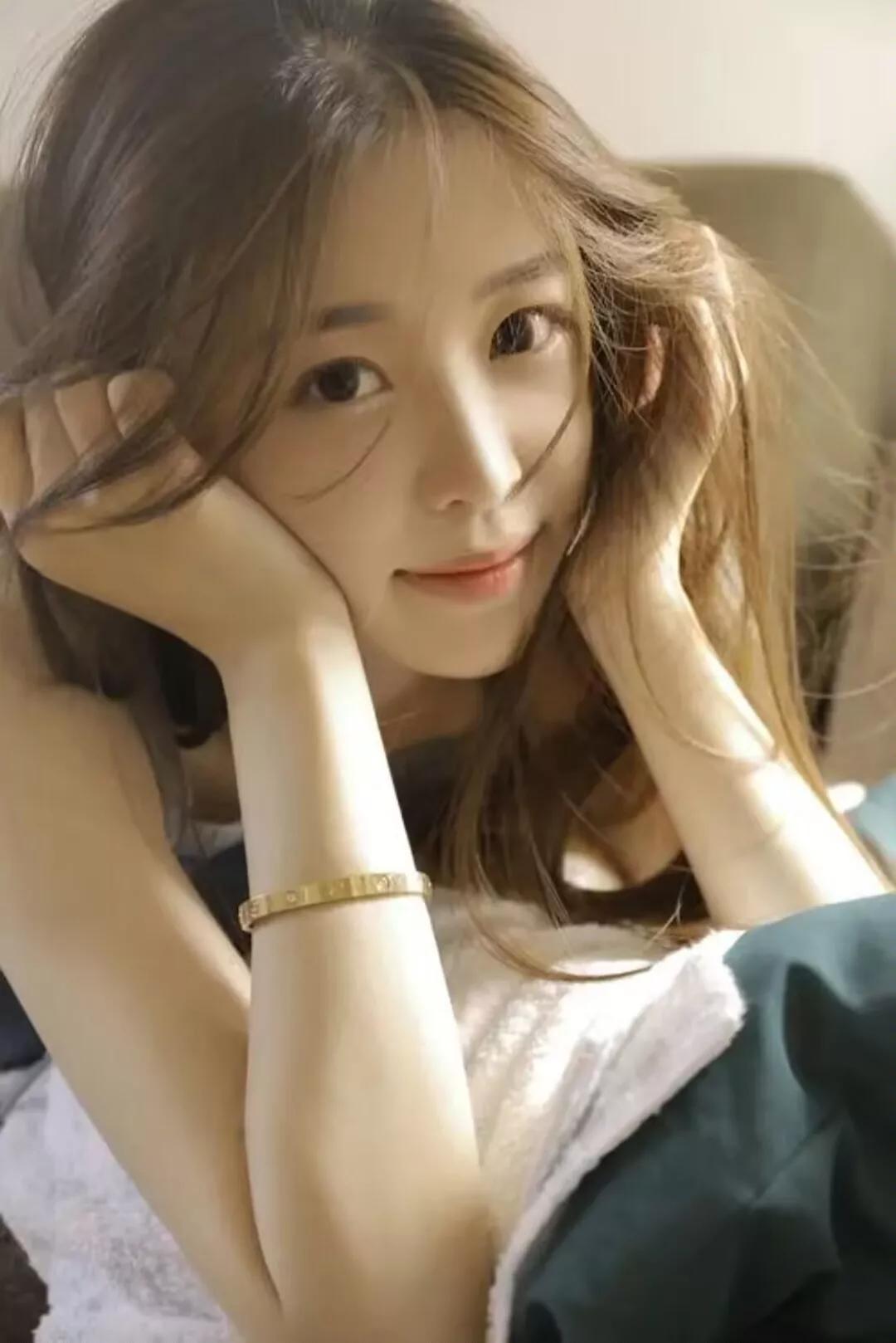 我爱上了没有血缘关系的姐姐（姐姐是抱养的），我该怎么办？