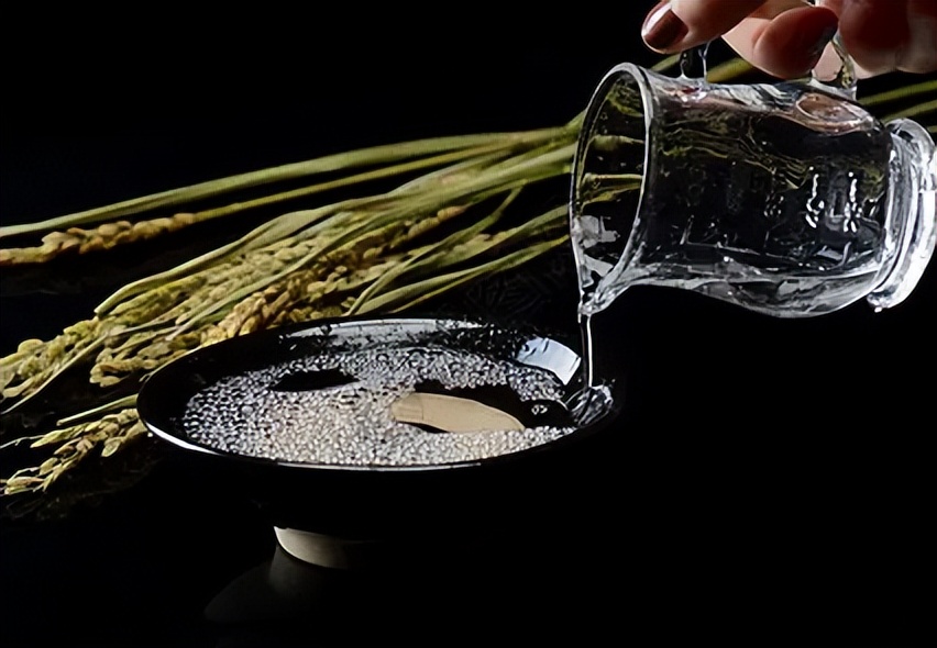 茅台酒瓶处有酒渗出,茅台酒瓶瓶身有气泡