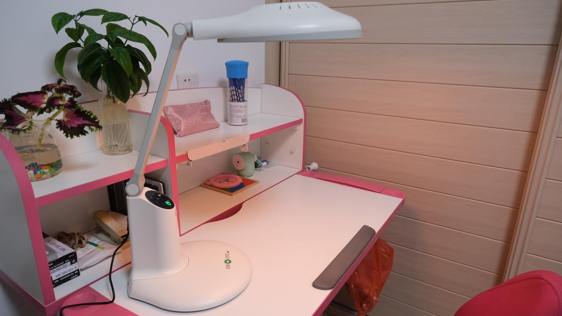 护眼灯到底哪个最好最实用,爱德华护眼灯真的能保护视力吗