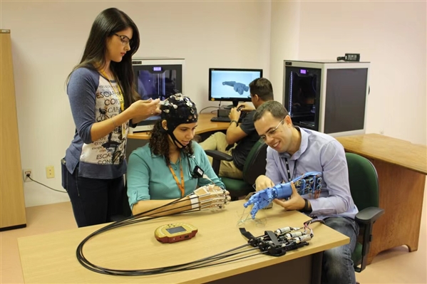 马斯克脑机接口治疗,脑机接口技术应用于临床还要多久