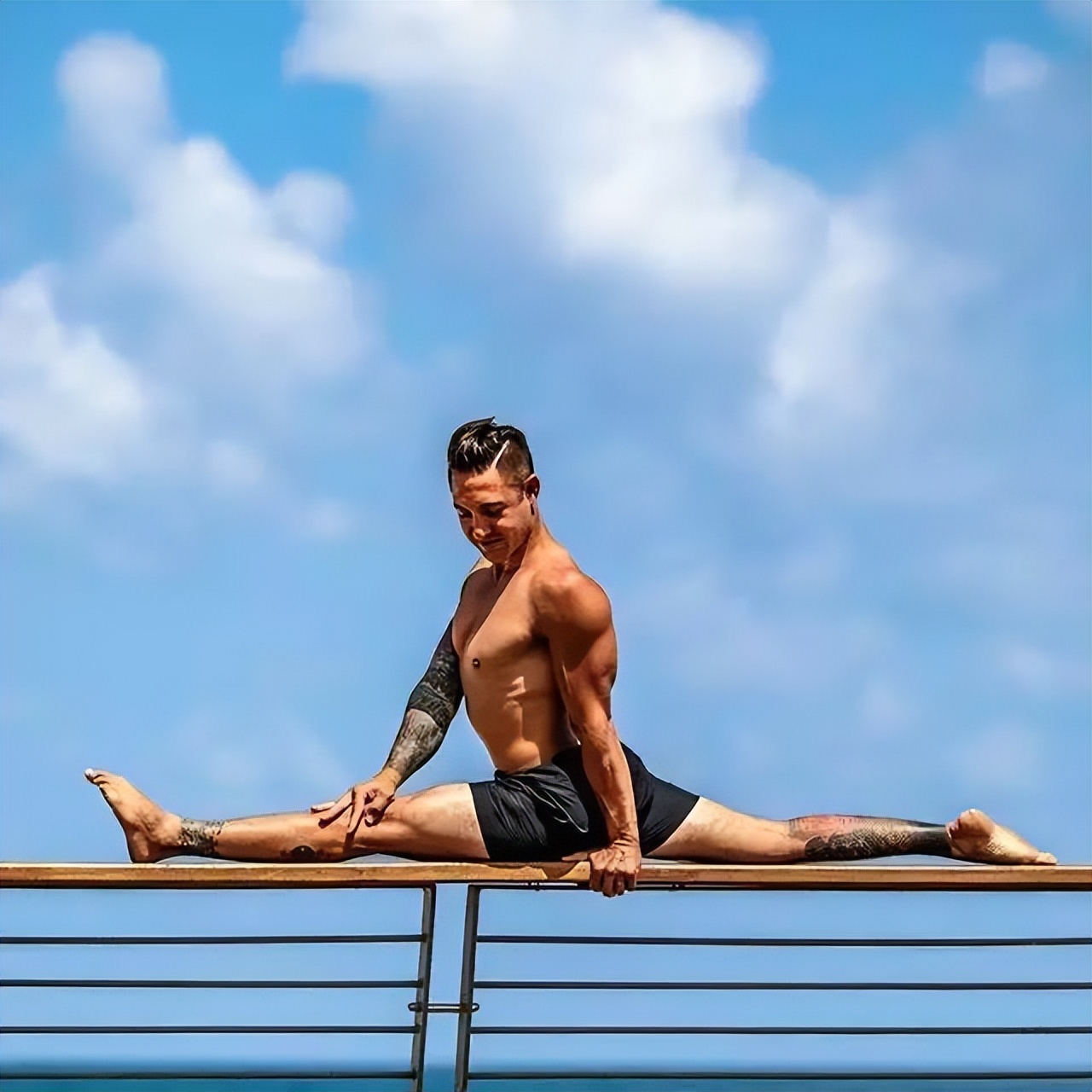 学会竖叉能解锁几个技巧,怎么能让竖叉练得更直更好