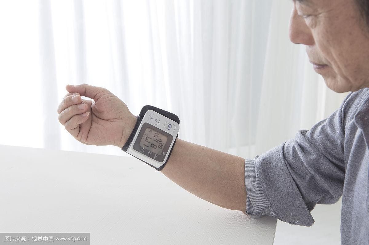 如何正确使用电子血压计,乐普手臂式电子血压计的使用方法