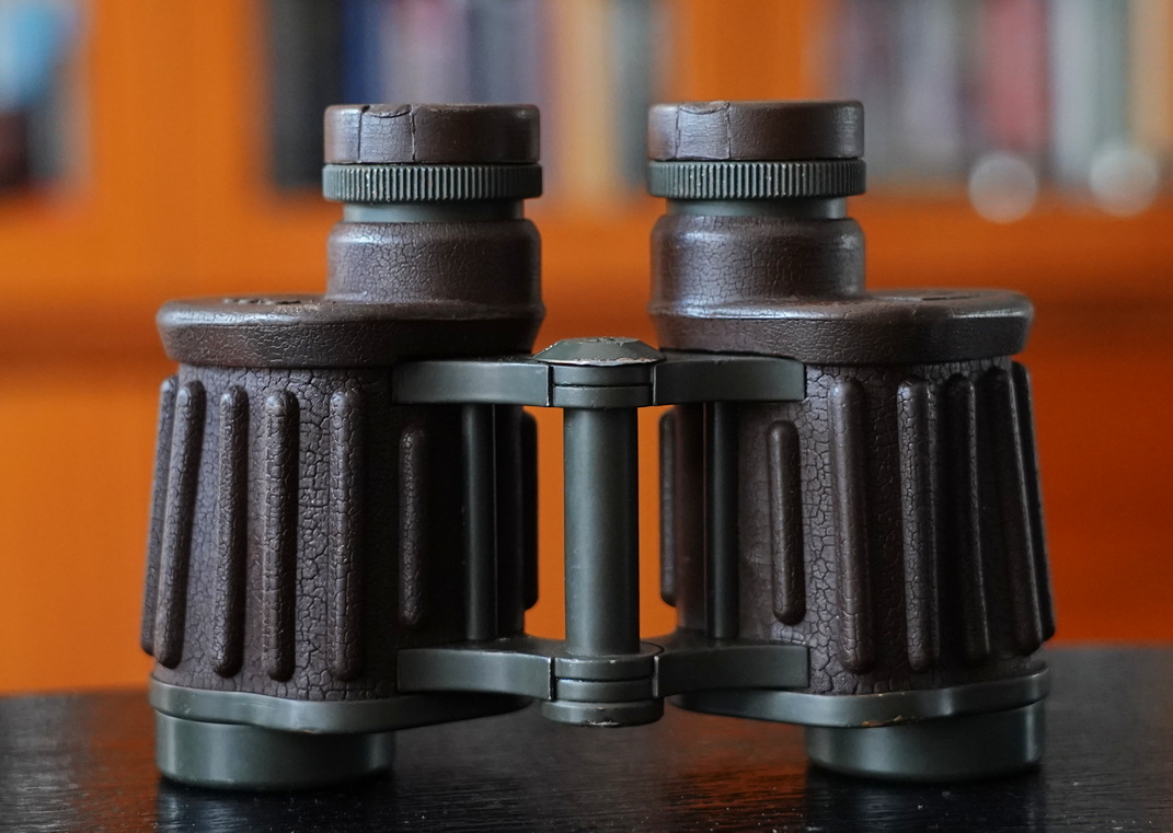 一树梨花压海棠：是*用军**望远镜好？还是名牌望远镜好？