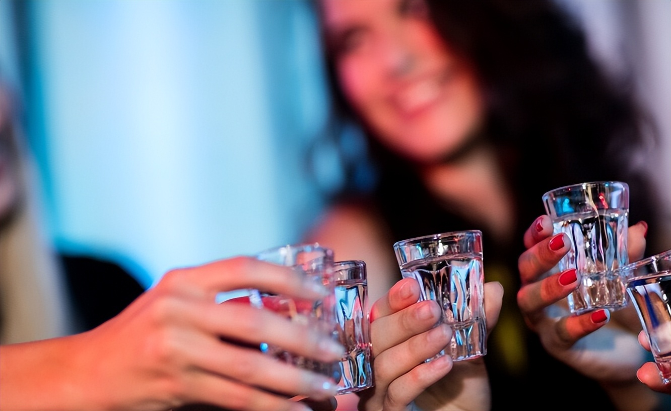 前一天喝了白酒第二天喝什么,白酒晚上喝多了第2天吃什么