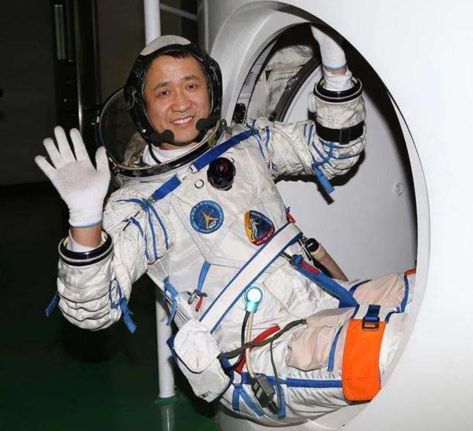 美国登月到底在月球上留下了哪些,登月的宇航员在月球上看见了什么