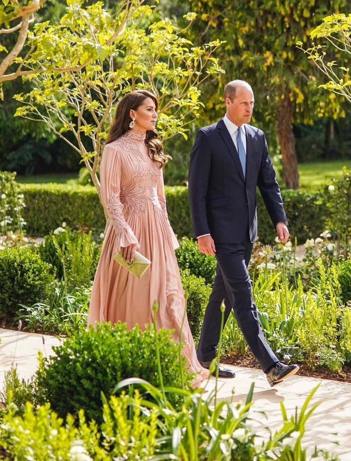 凯特王妃带父母参加约旦王室婚礼,凯特王妃约旦婚礼戴王冠