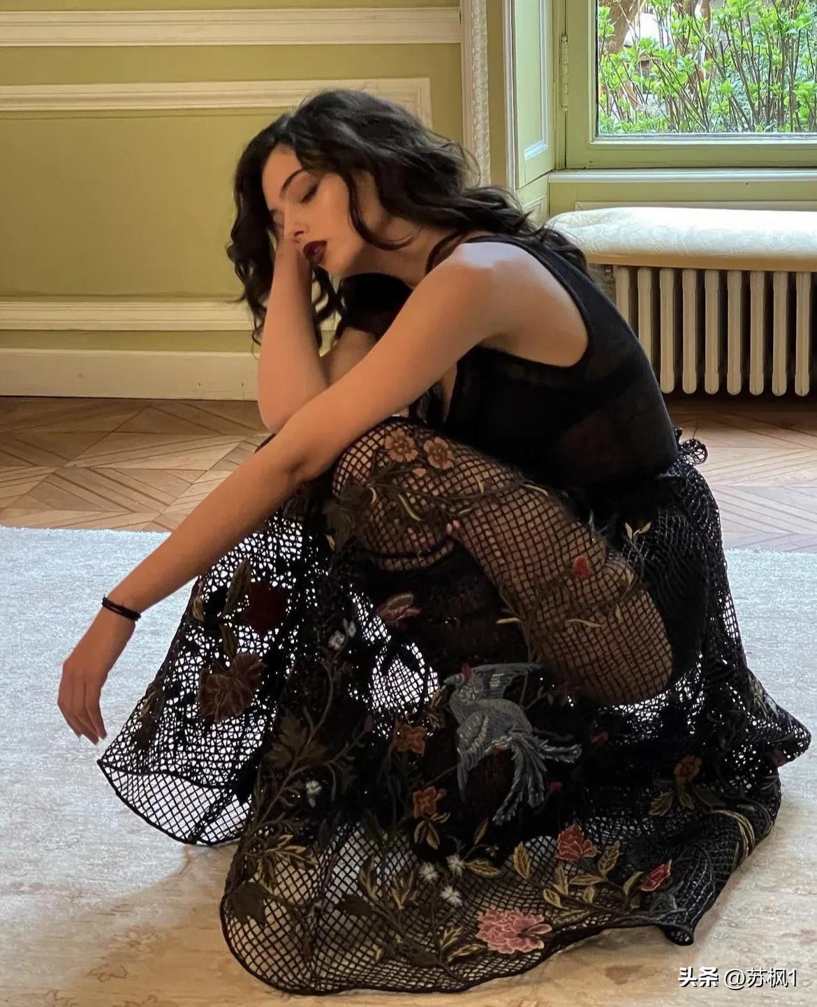 在我没有告诉你她爸妈是谁之前，你觉的她这张街拍美不美？