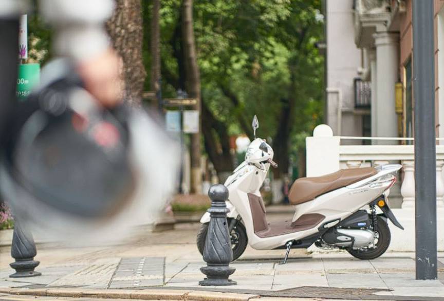 门卫大叔的本田LEAD125