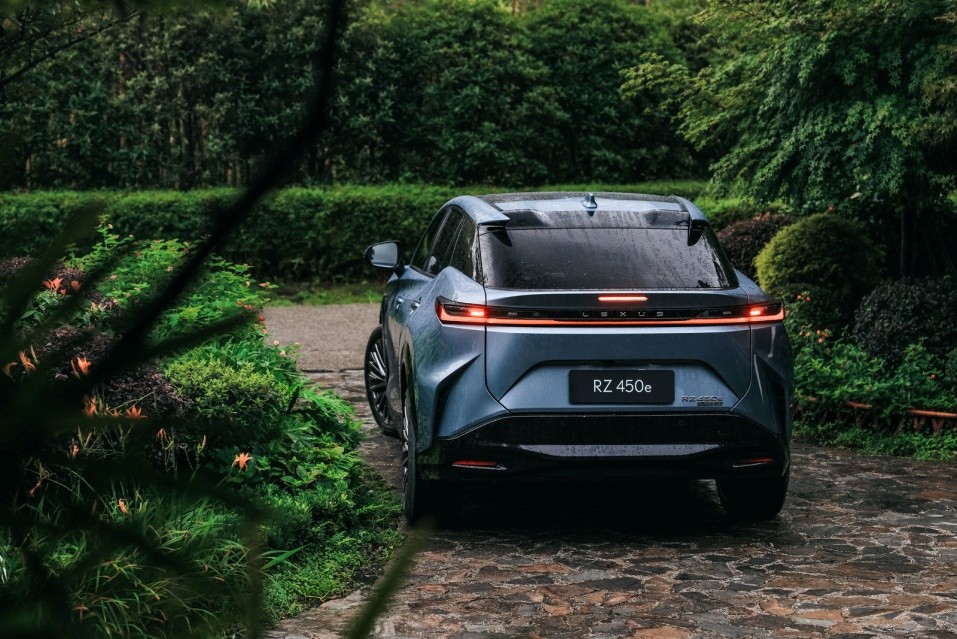 雷克萨斯rz450e高配试驾视频,不整花里胡哨用心做事