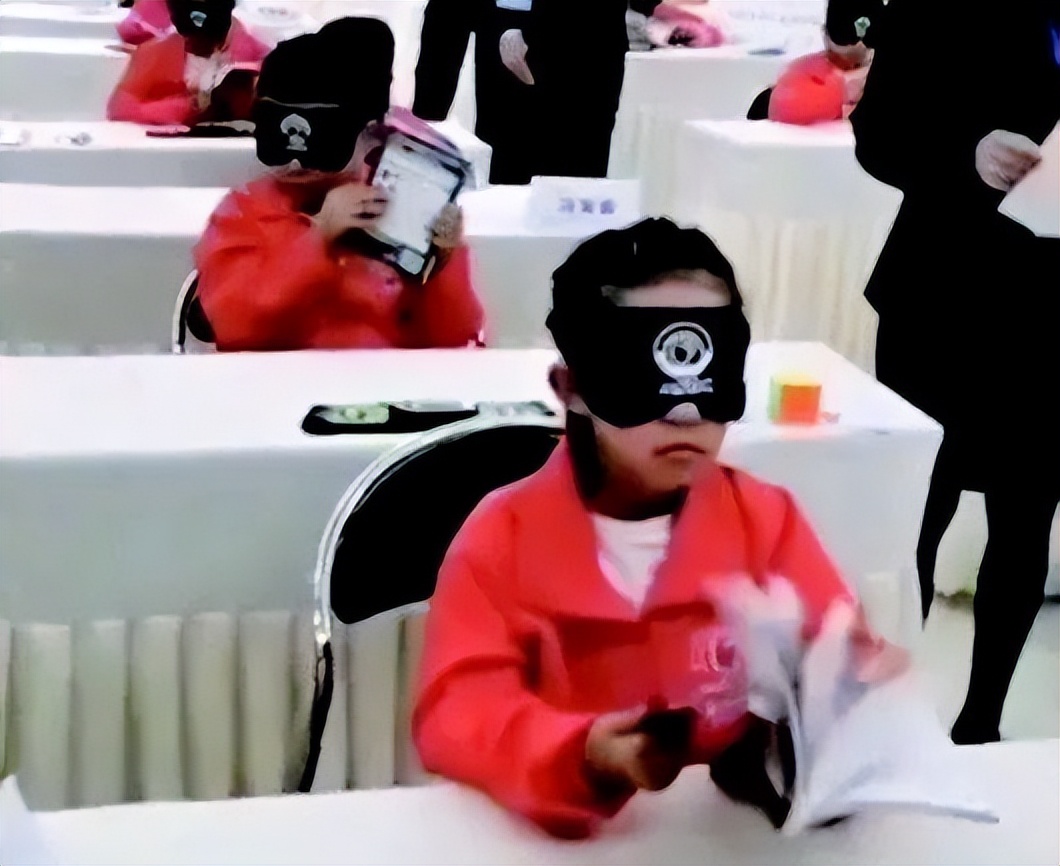 农村父母镰刀割麦子,收割父母