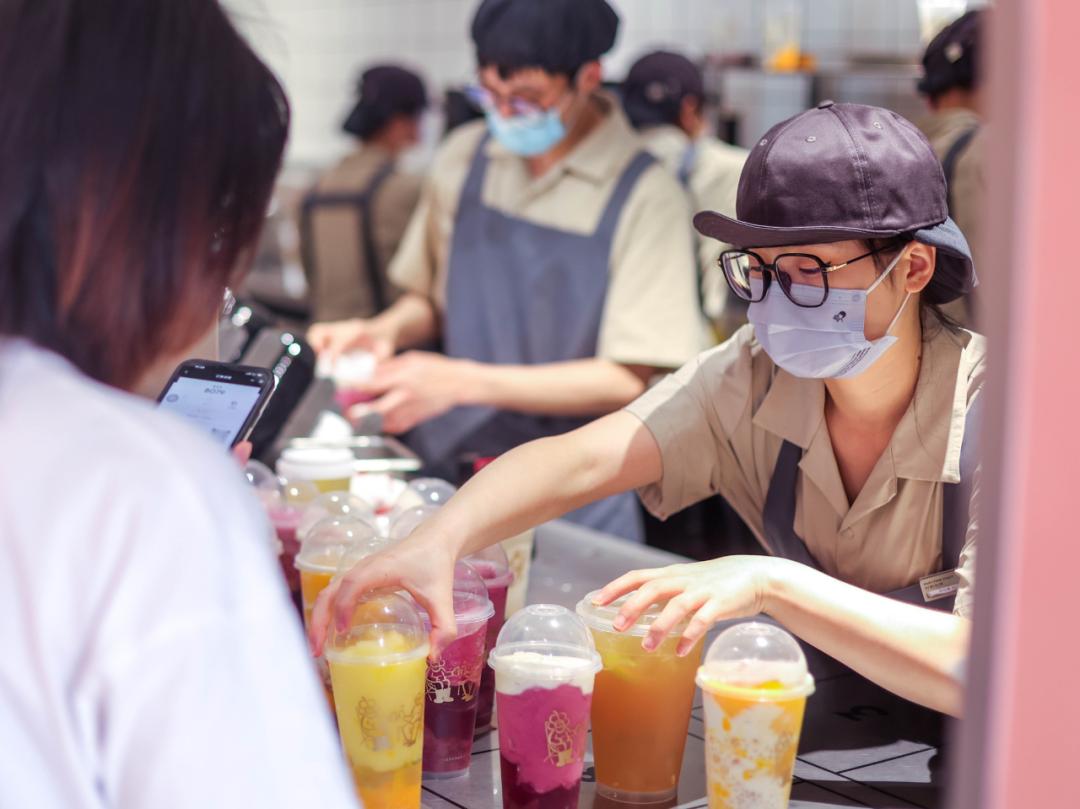 拿量杯买奶茶,发现多家不足量?这届消费者为何如此“较真”