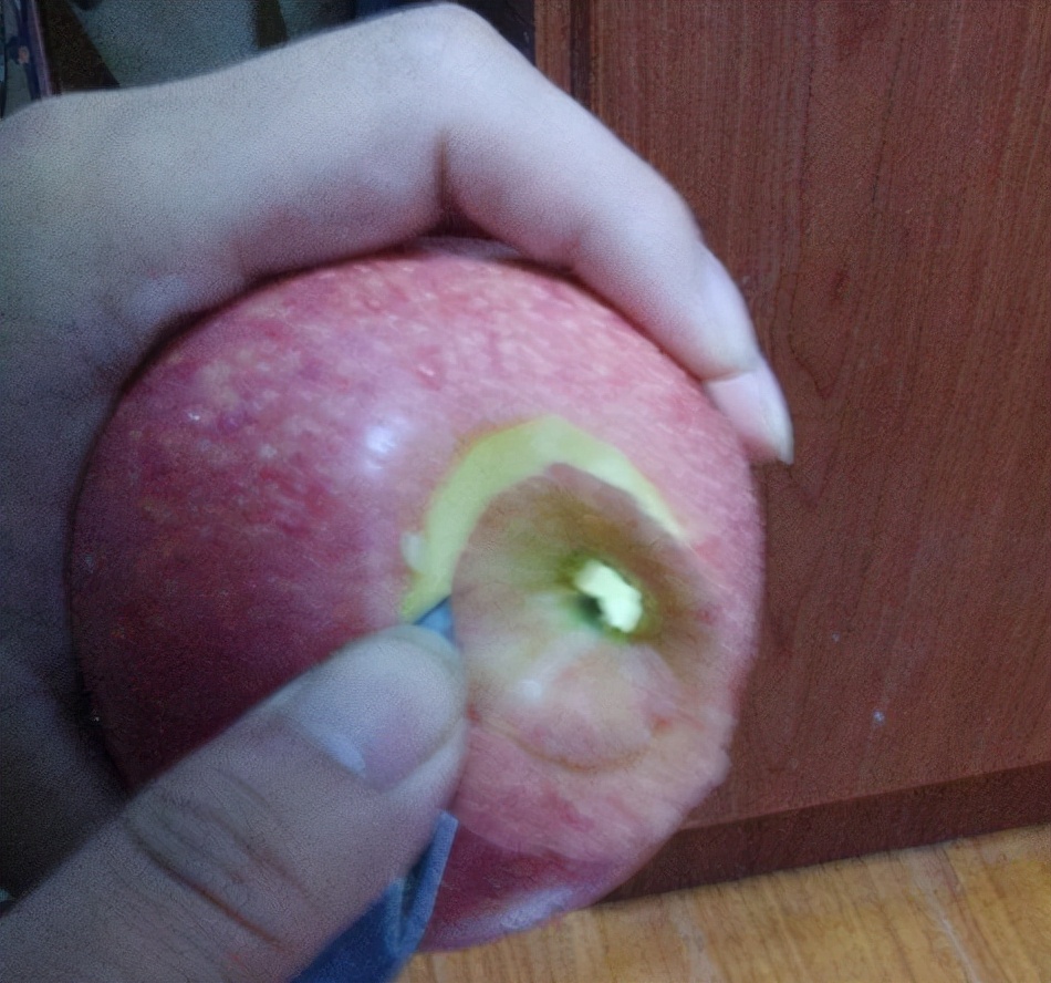 削苹果的时候偷偷许愿图片,完整的苹果皮是不是可以许愿