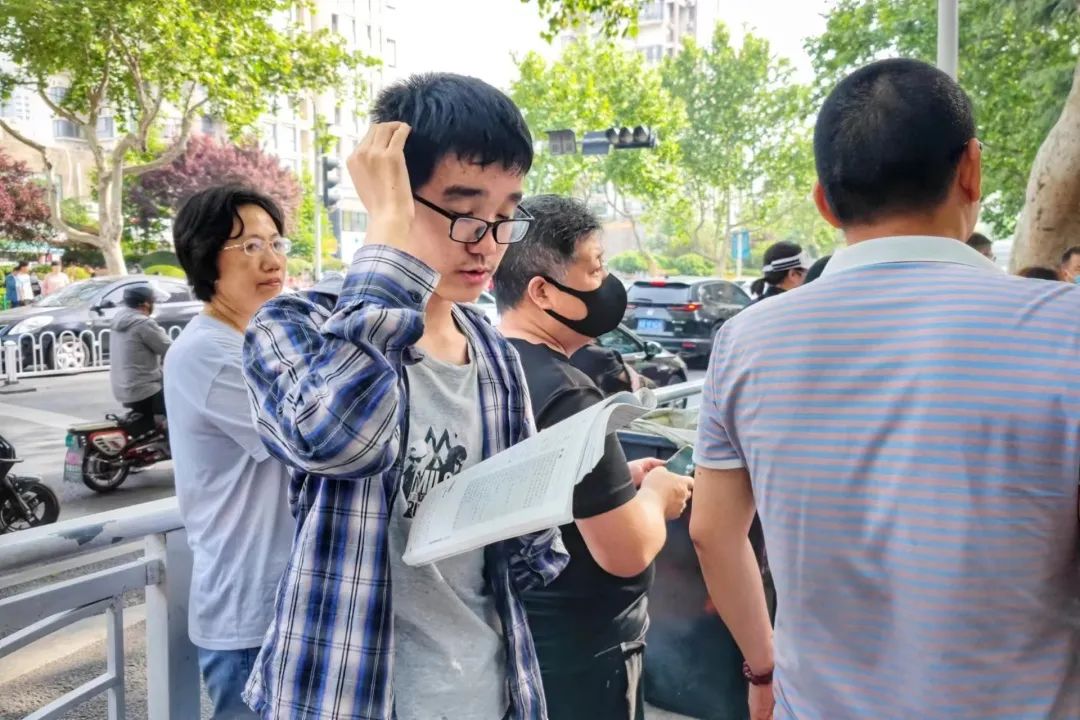 刚刚，青岛5万多勇士霸气走进战场！少年，此去何求？夺盛名、拔头筹、争魁首、独占鳌头！