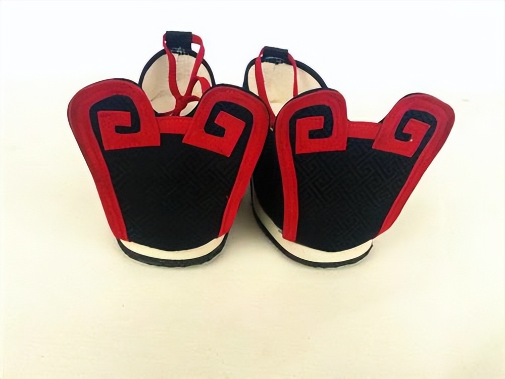 为什么古代人穿的鞋子脚尖竖起来,鞋子前头翘起来怎么办