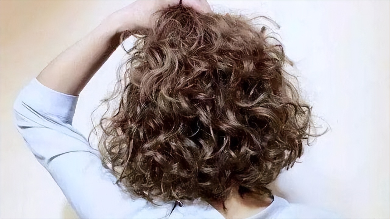 头皮经常起疙瘩有脓包是什么原因,头皮总是长疙瘩或脓包是什么原因