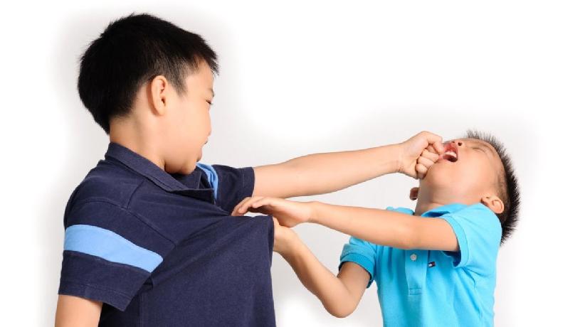 宝宝爱打人,父母不要以暴制暴,4个方法比说“不可以”还管用