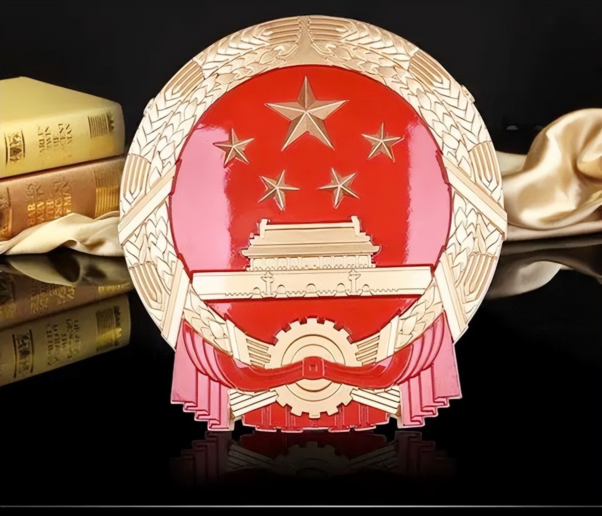 *安门天**除了毛主席画像，还悬挂着国徽，2019年曾发生过变化