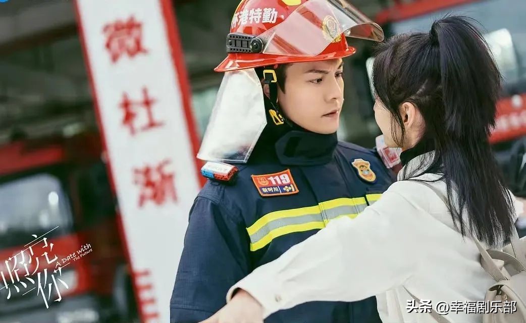 《照亮你》：烟火气中的逆行英雄，浪漫治愈的爱情童话