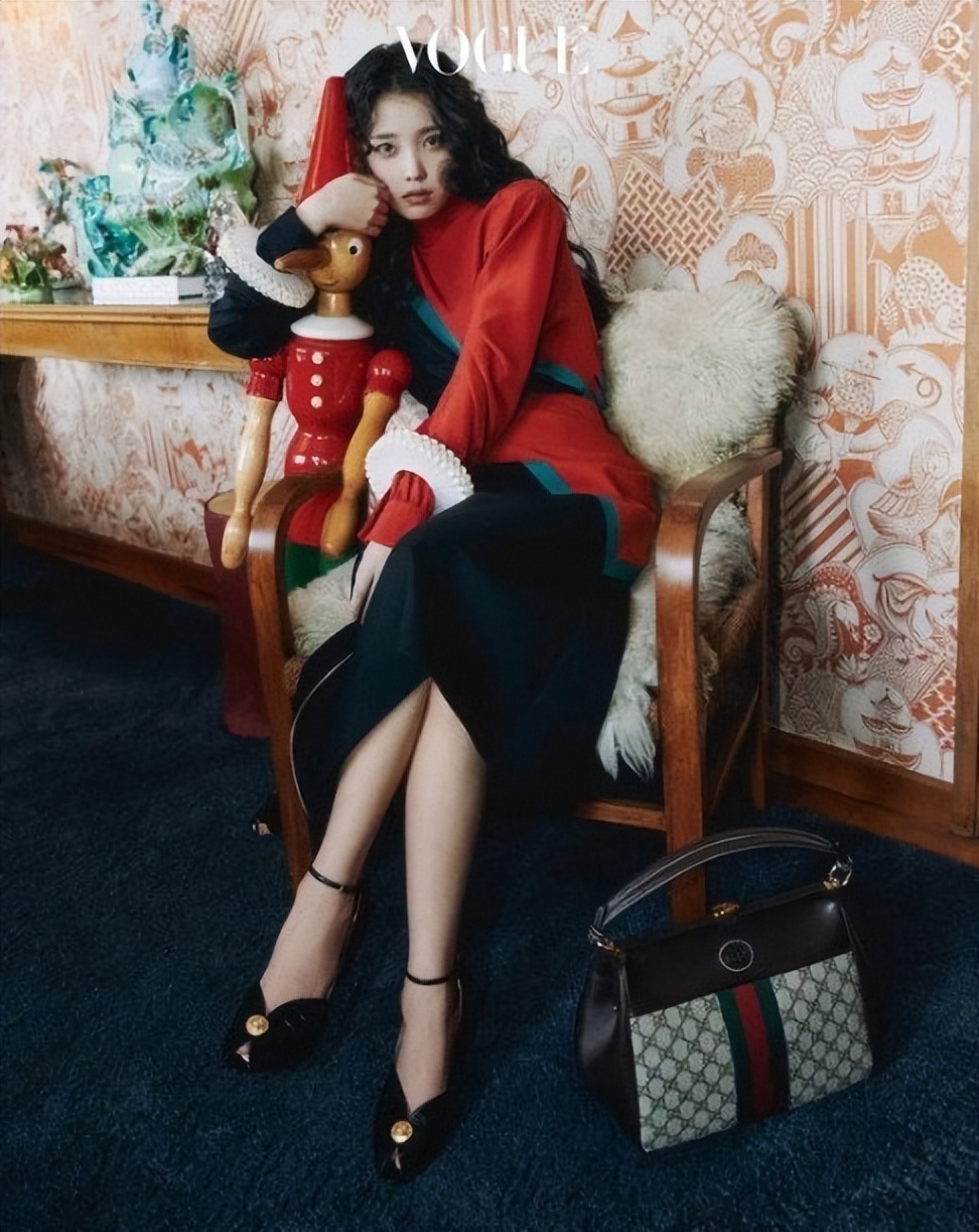 女神私下是小吃货！IU开箱GUCCI爱包随身物品太亲民