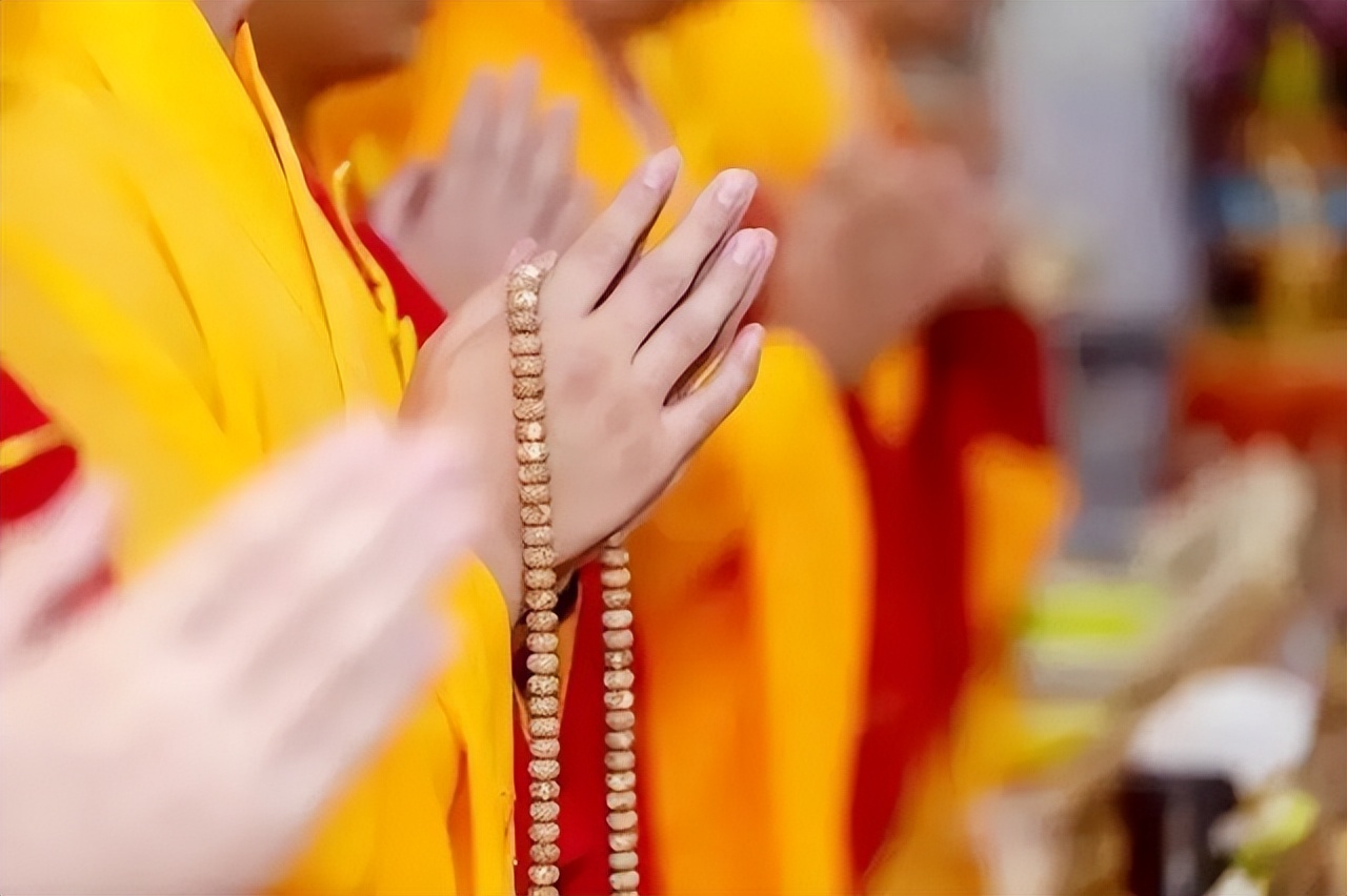 道士算命:夫人!你若不改嫁门口的乞丐,今日深夜你们婆媳必死