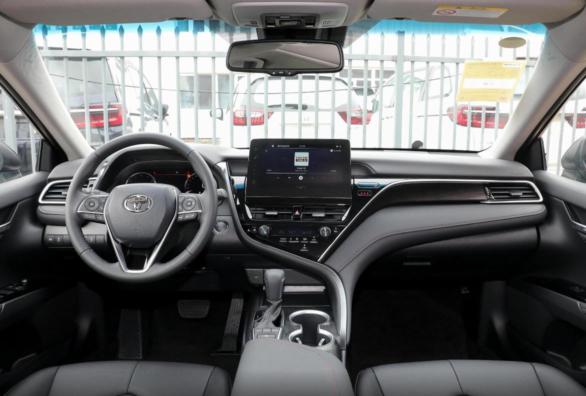 大众迈腾和凯美瑞2.5,大众迈腾330对比丰田凯美瑞2.0双擎