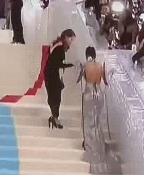 拖把头、海底生化人穿搭，美国这最受瞩目的一夜，如“群魔乱舞”