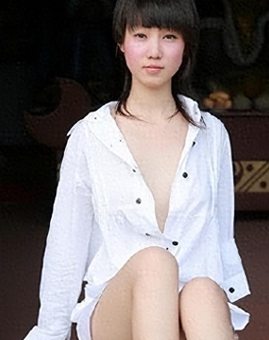 “网红模特”*筱雨张**,出道一年拍21套人体写真,现38岁仍单身未婚