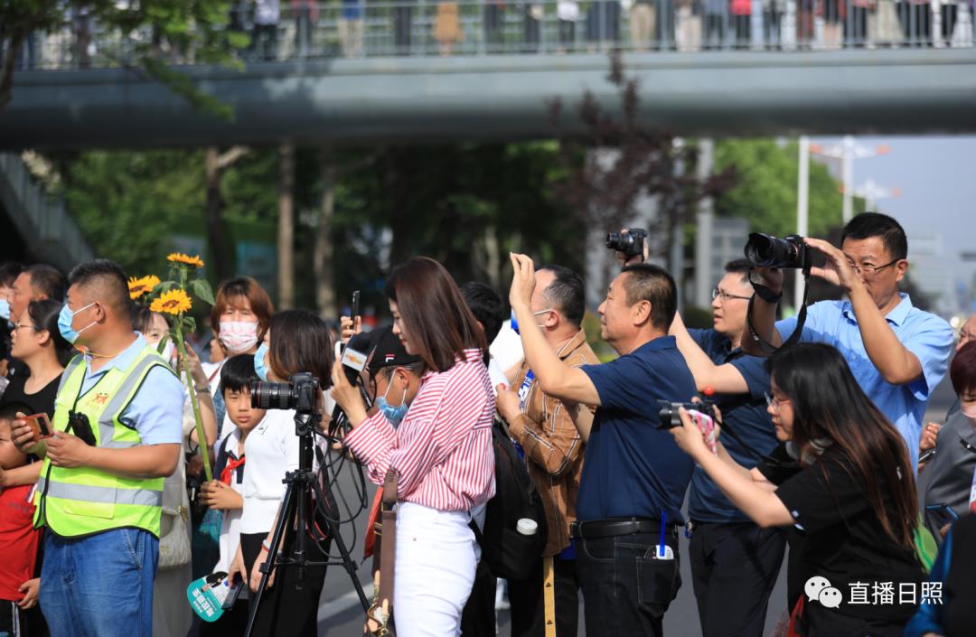 直击2023高考现场暖人瞬间,直击2023高考场外实拍视频