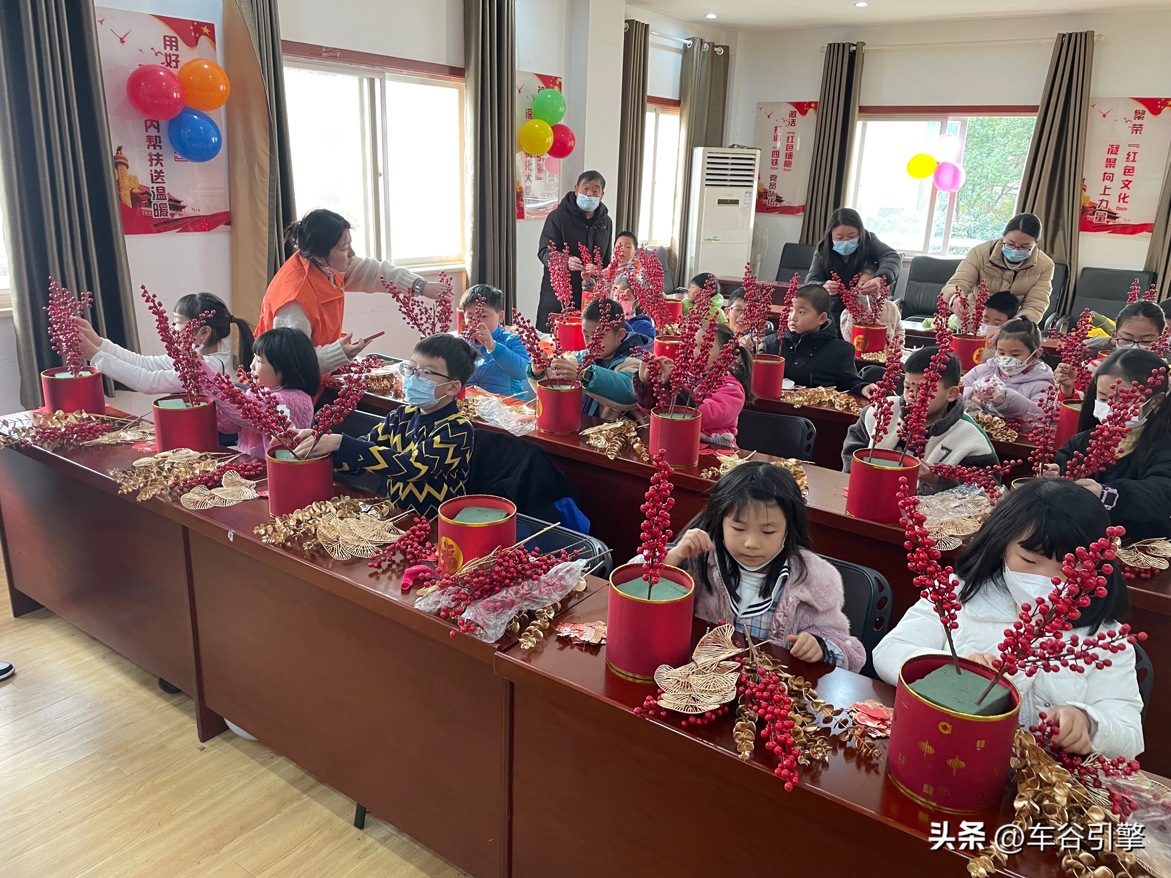 多彩活动热闹迎元宵原来人潮拥挤,潮玩喜乐居民在社区里趣味闹元宵