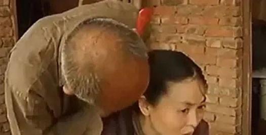 55岁农村老汉花120元买大学生后续,50岁的老汉花30万娶贵州女子