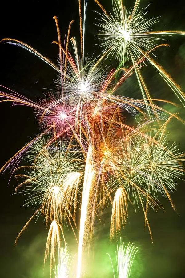 烟花很美却只是转瞬即逝,烟花是很美的但很快就消失了