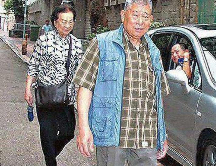 “惨遭吸血”刘德华：身价百亿却让姐姐住贫民窟，她到底做了什么