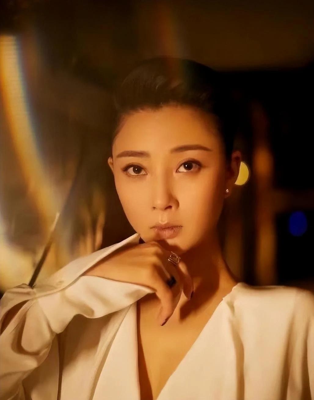 殷桃年轻时颜值巅峰,殷桃回眸一笑百媚生