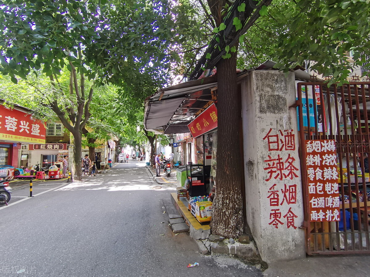 一个农村小卖铺一年能挣多少钱,在农村开小卖铺怎样才能赚钱