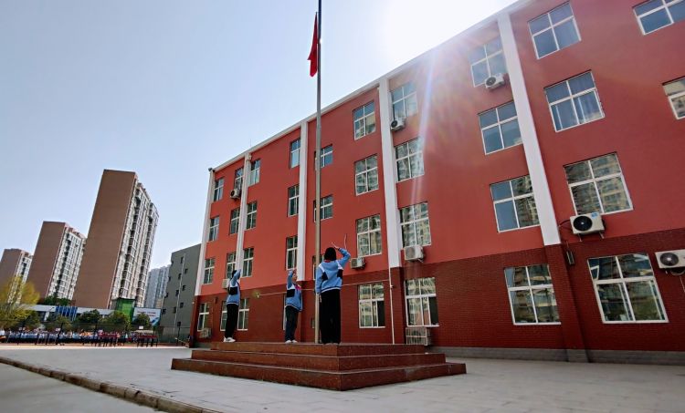 校长杯足球赛洛阳,银河南街小学2023年校长杯足球赛