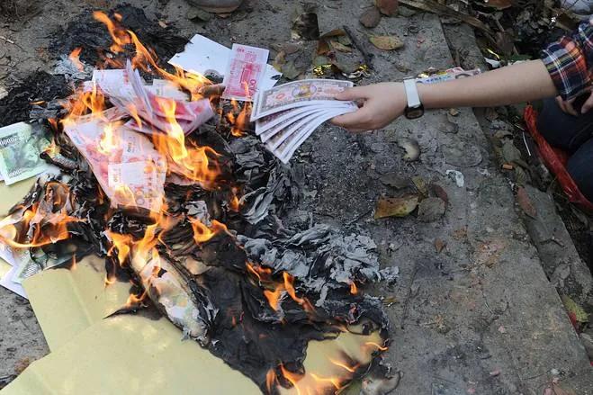 人去世后为什么要把衣服烧掉,人死后衣物为何要烧掉