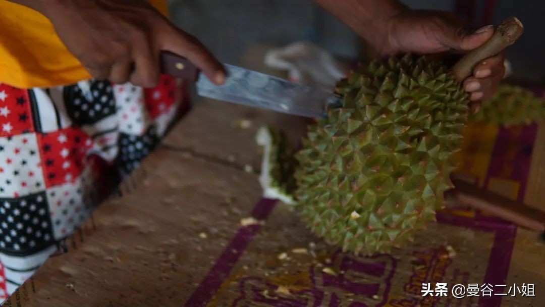 还吃啥榴莲自助?来泰国路边摊吃榴莲,100块钱管饱