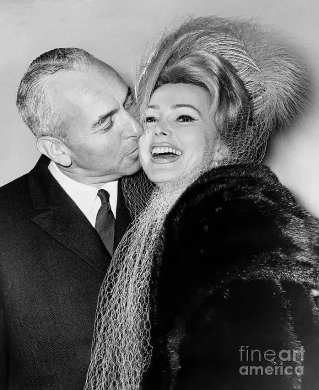 结9次婚的好莱坞交际花：嫁老头撩鲜肉，69岁和小28岁王子定终身