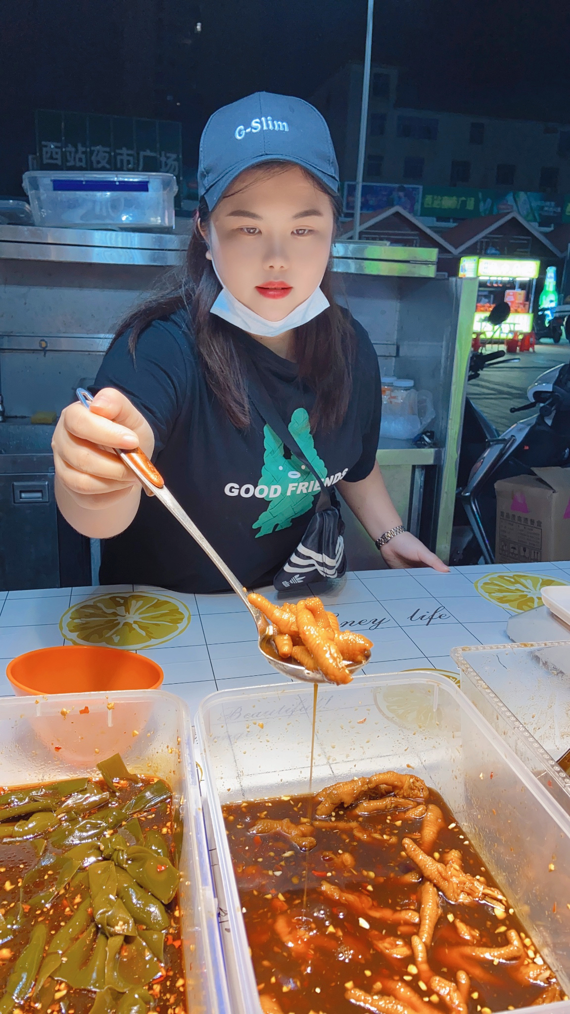 街边摆摊卖鸡爪半年赚了50万,海南摆摊卖鸡爪生意好做吗