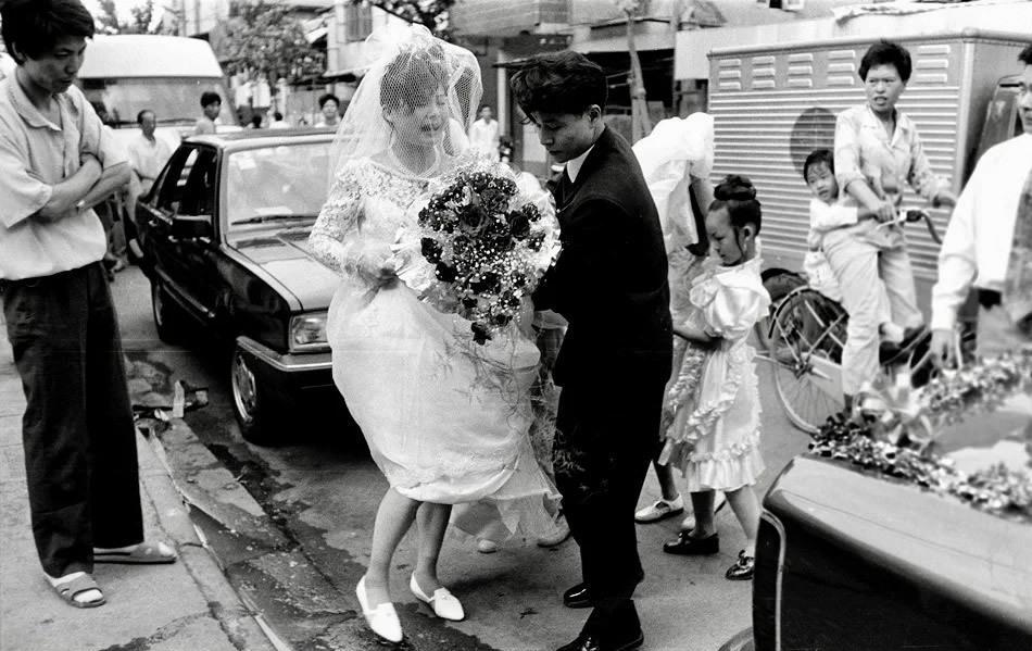 日军侵华老照片：女子自愿脱衣服让洋人拍摄，女孩拍下大尺度照片