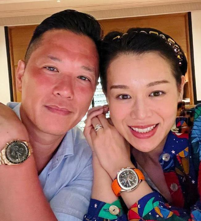 胡杏儿首晒三个儿子对比照,胡杏儿全家福3个儿子