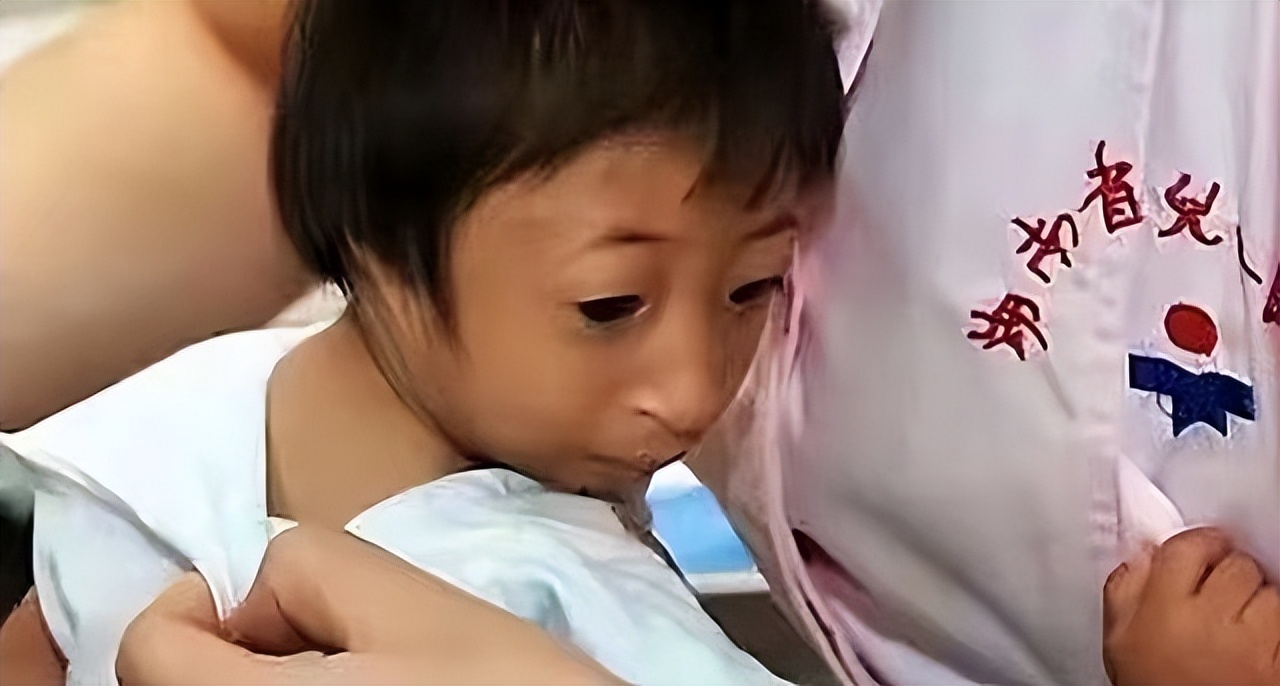 袖珍人梁小小刚刚出生的样子,袖珍女孩梁小小现在长大的样子